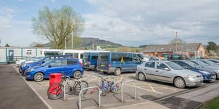 Parents voice road safety fears over Ysgol Gymraeg y Fenni car park lock-out