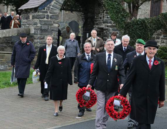 thousands-gather-around-wales-to-honour-war-heroes-cambrian-news-co-uk