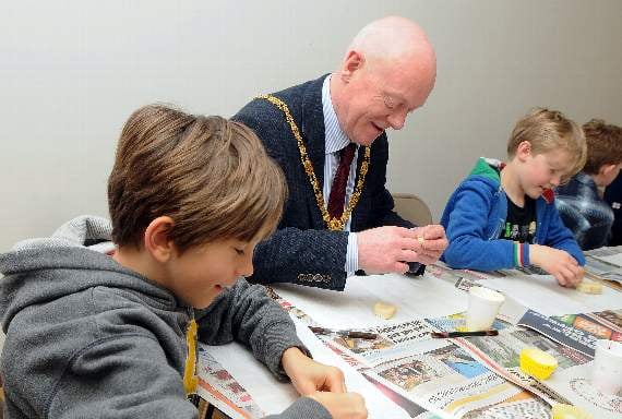 Mayor joins the fun at museum