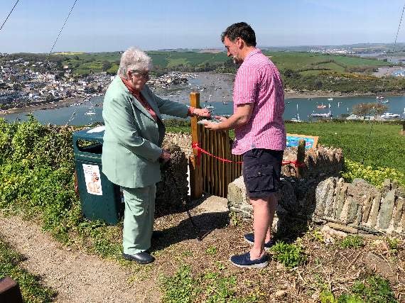 Bus shelter gets new lease on life as beautiful viewpoint