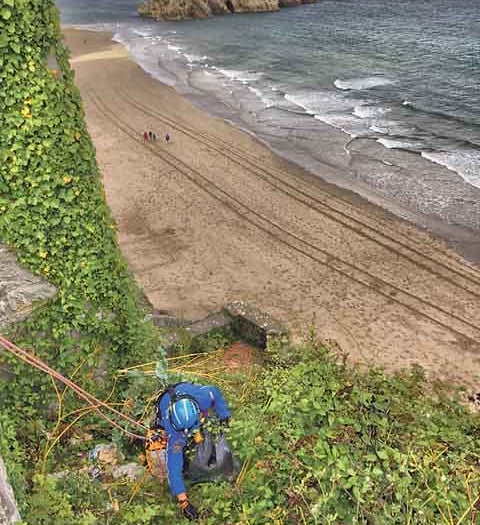 Tenby Coastguards cleans up the cliffs