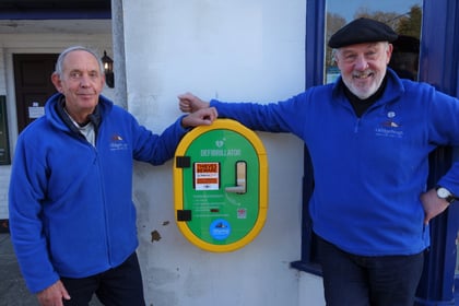 New defibrillator installed at Weybourne pub will be available 24/7