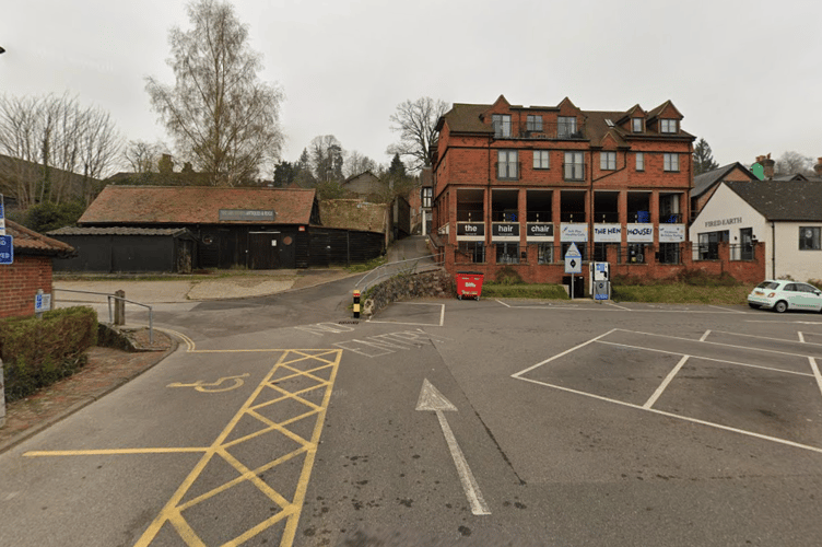 The alleyway between Lower Street and the Haslemere High Street car park