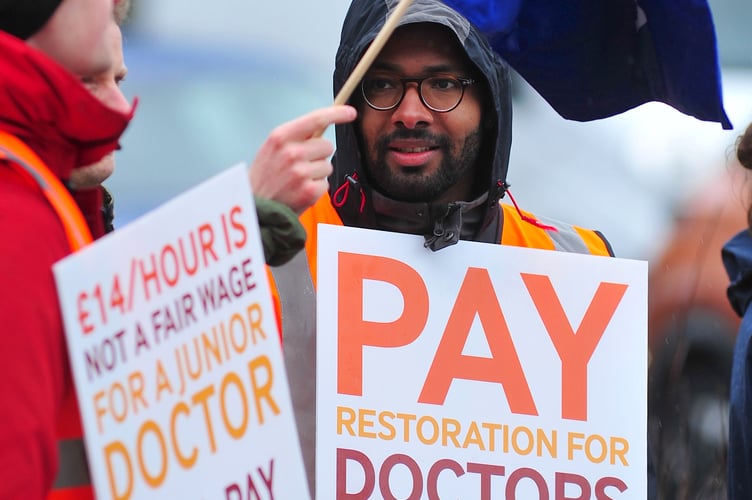 MDA110423A_SP004  Photo: Steve Pope 

Junior doctors on the picket line outside Torbay Hospital in South Devon this morning (April 11) as a nationwide 96-hour strike gets underway.