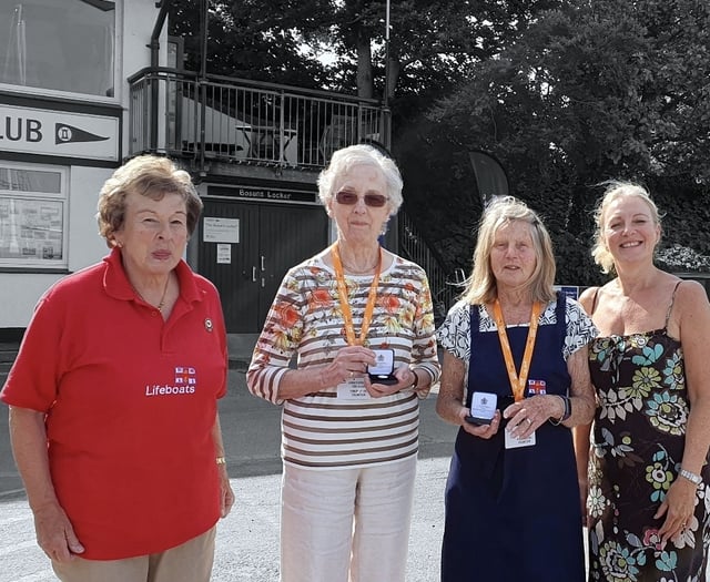 Crowd flocks to RNLI duck race