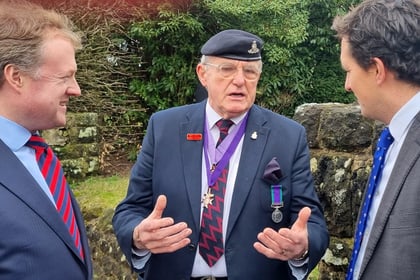 Minister for veterans Johnny Mercer enjoys pint with Beacon Hill vets