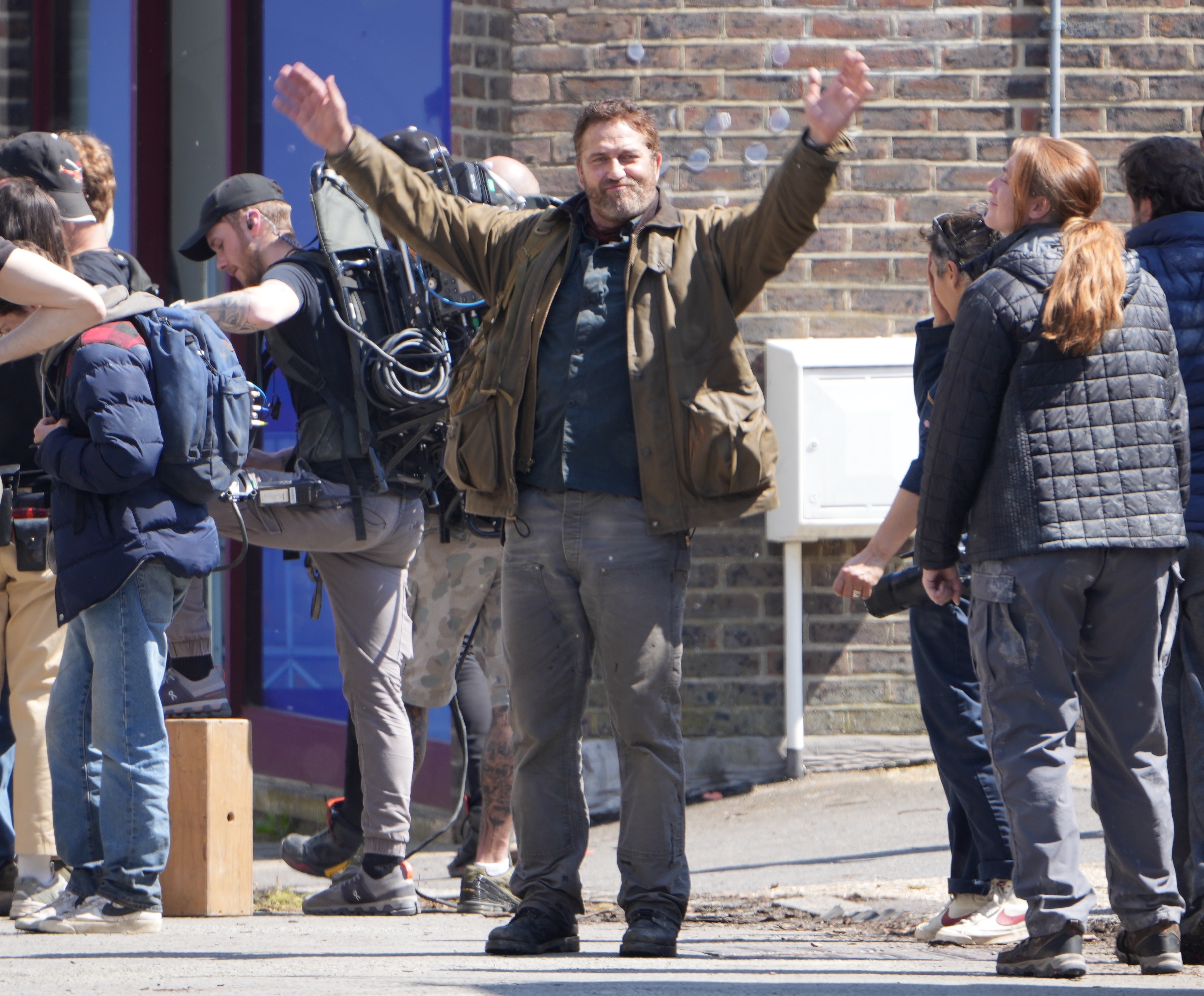 Gerard Butler makes paparazzi quip in Anstey Park as Hollywood film comes  to Alton | liphookherald.com