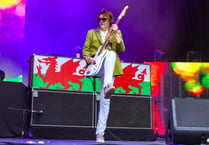 Manic Street Preachers and Suede greeted by electric crowd